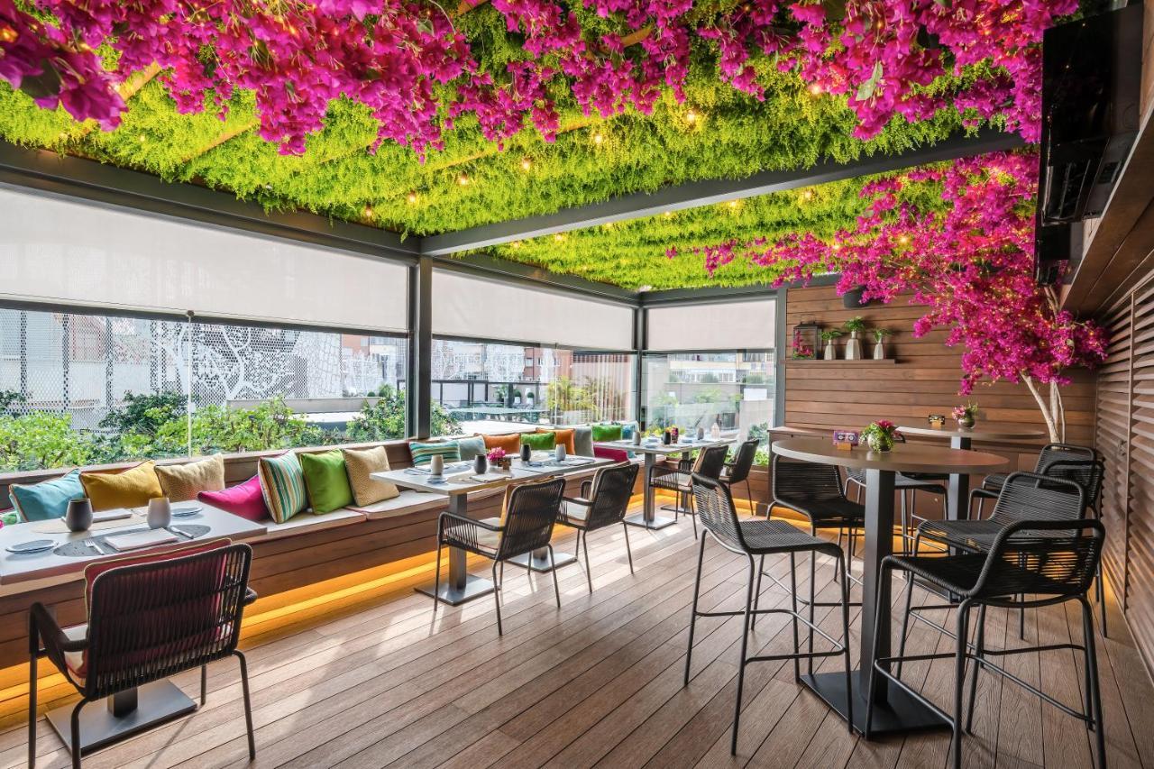 Barcelo Imagine Otel Madrid Dış mekan fotoğraf The rooftop bar at the hotel