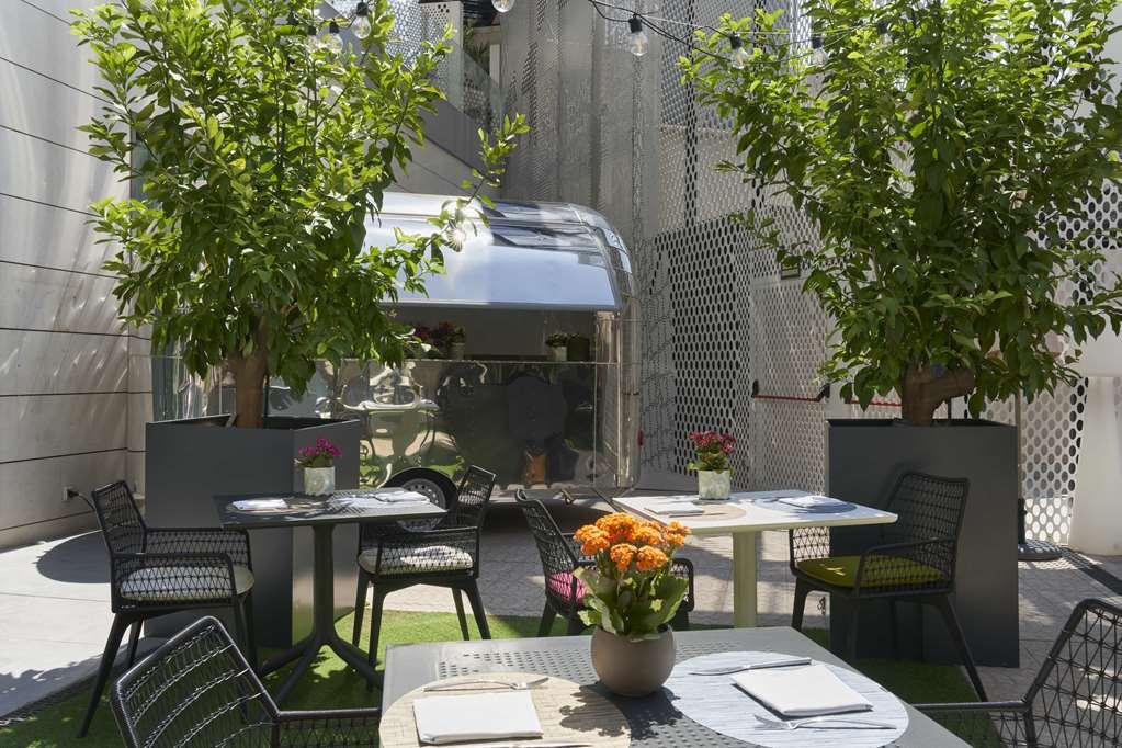 Barcelo Imagine Otel Madrid Restoran fotoğraf The outdoor patio at the restaurant