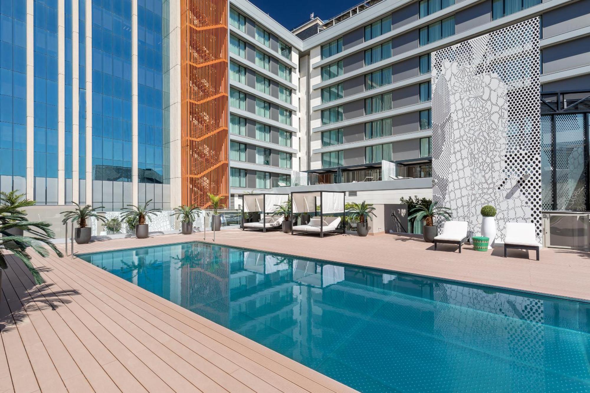 Barcelo Imagine Otel Madrid Dış mekan fotoğraf The hotel's rooftop pool
