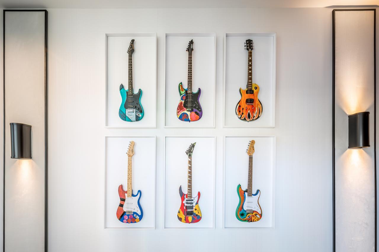 Barcelo Imagine Otel Madrid Dış mekan fotoğraf The six signature guitars