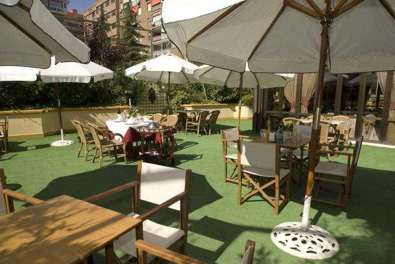 Barcelo Imagine Otel Madrid Dış mekan fotoğraf Artificial grass terrace